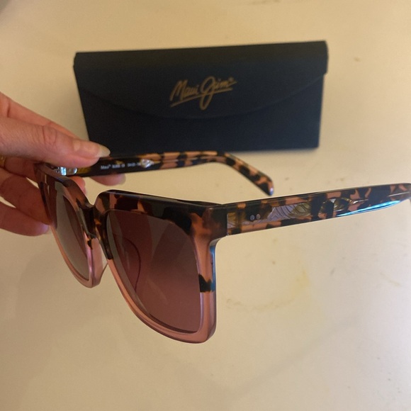 Brand new, never worn Maui Jim sunglasses. Polarized Rooftop in Pink Tortoise main image 4